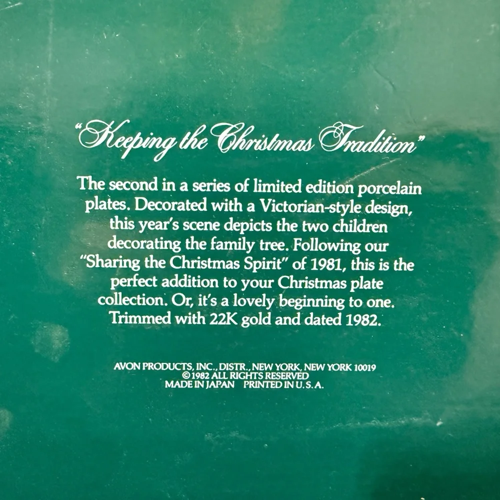 1982 AVON “Keeping the Christmas Tradition” Collector Plate w/22K Gold Trim